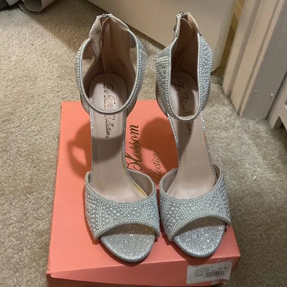 Brand new gorgeous wedding shoes with silver and pearl accent
